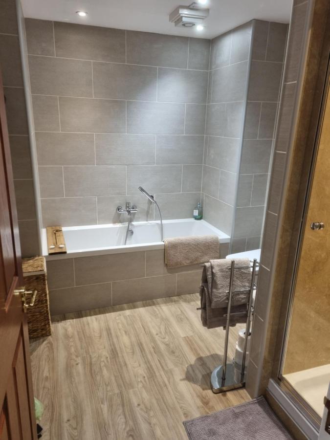 Stunning Spacious Apartment On River Ness อินเวอร์เนส ภายนอก รูปภาพ